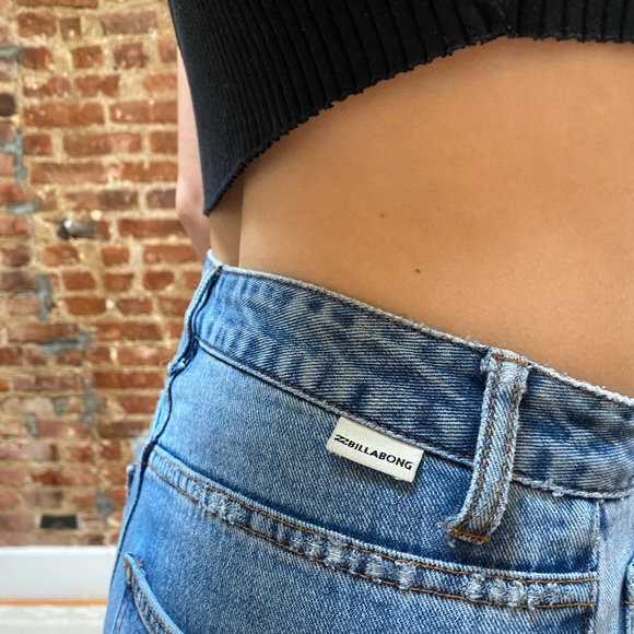 BILLABONG🌊Jeans w/ frayed bottoms - Picture 4 of 7